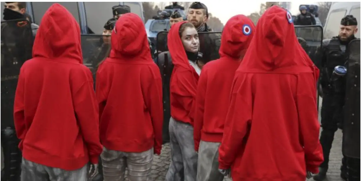 عاريات السترات الحمراء يقتحمن مظاهرات باريس