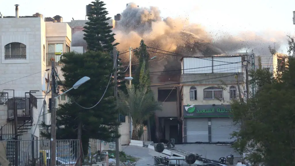  الاحتلال يفجر مبنى عائلة أبو حميد في مخيم الأمعري (رويترز)