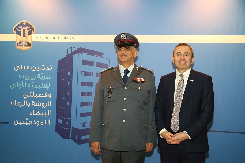 المدير العام لقوى الأمن الداخلي اللواء عماد عثمان وسفير المملكة المتحدة في لبنان كريس رامبلنغ