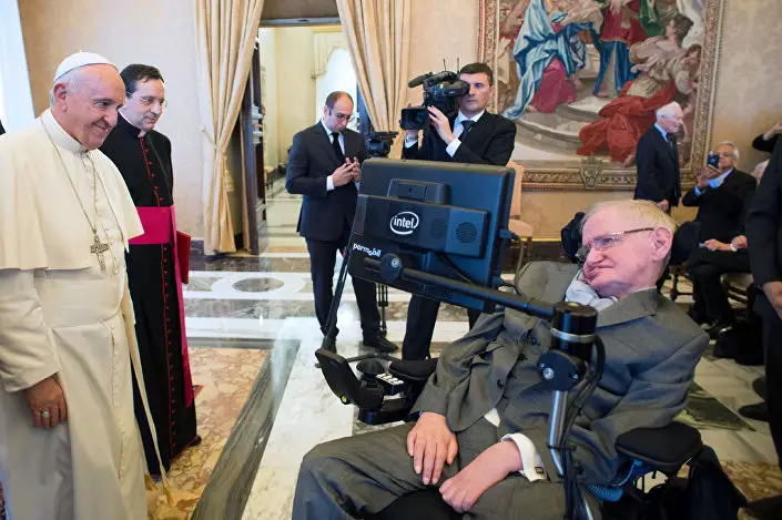 عالم الفيزياء البريطاني الشهير ستيفن هوكينغ يلتقي مع بابا الفاتيكان فرانسيس في الفاتيكان، 28 نوفمبر/ تشرين الثاني 2016