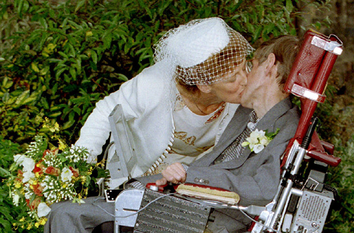 عالم الفيزياء البريطاني الشهير ستيفن هوكينغ وزوجته حديثا إلاين ماسون خلال مراسم الاحتفال بالزفاف، بريطانيا 15 سبتمبر/ أيلول 1995
