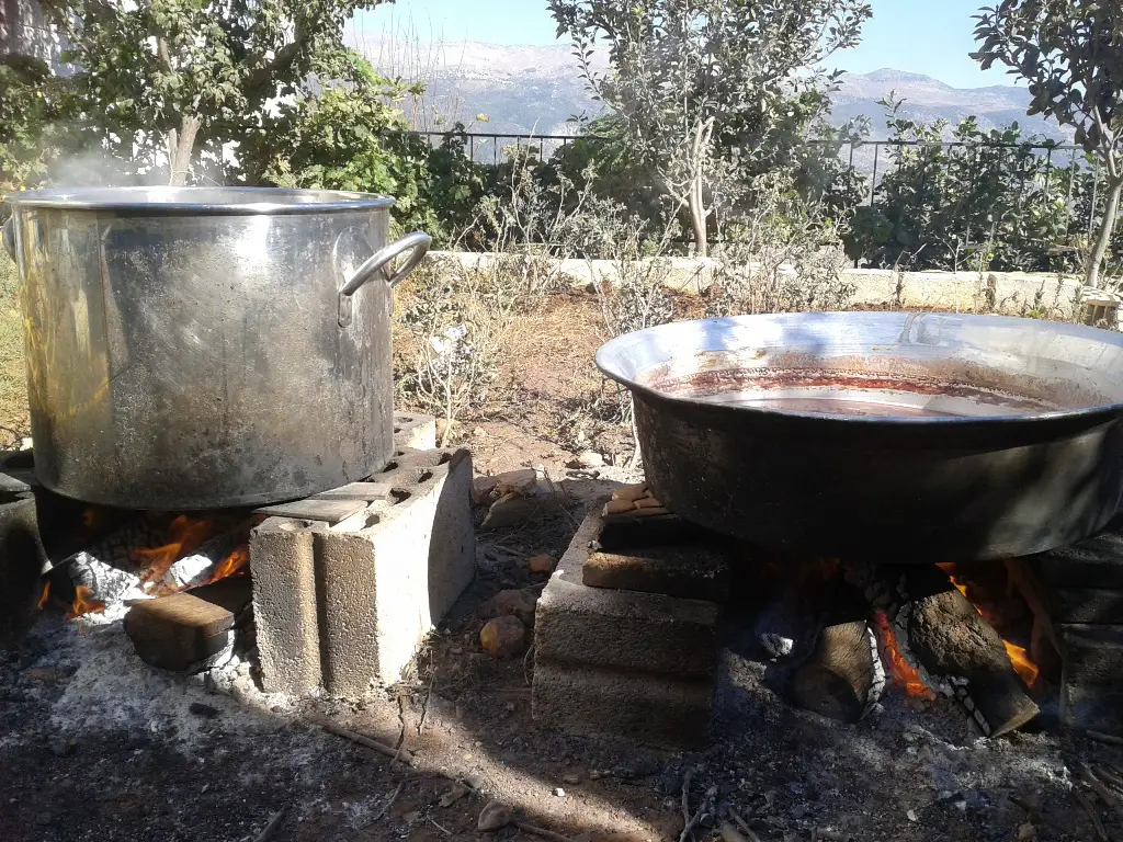 إعداد «المؤونة» أو «المونة» كما نسميها في جنوب لبنان، هي عادات قديمة تدل على أصالة قروية، هي عملية متعبة، لكنها ممتعة وتحفظ القيمة الغذائية الصحية الموجودة من دون أي مواد حافظة