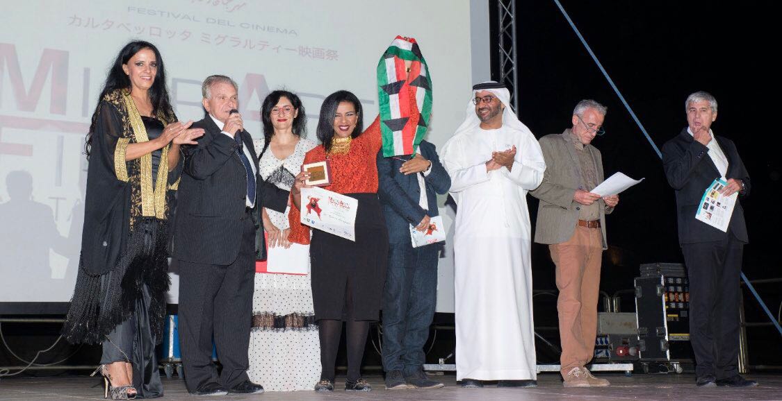 المخرجة ريهام الرغيب أثناء استلام الجوائز