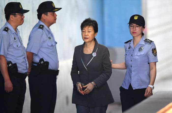 رئيسة كوريا الجنوبية السابقة قبيل إحدى جلسات محاكمتها (أ ف ب).