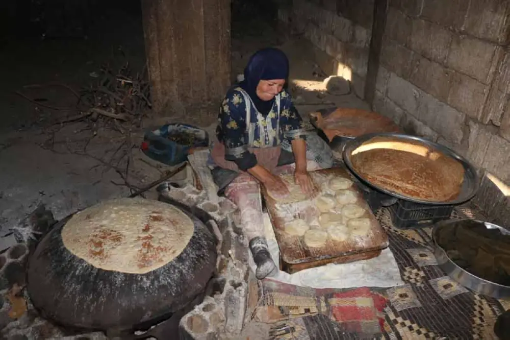 أم مسلّم عبد العال تُعدّ الخبز المرقوق