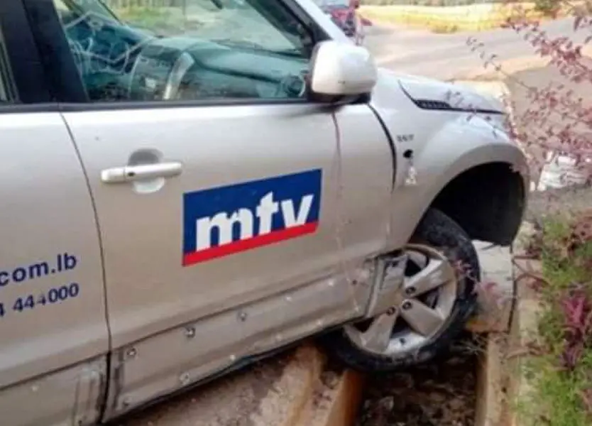 سيارة فريق أخبار قناة الـ MTV بعد تعرضها لحادث الإنزلاق