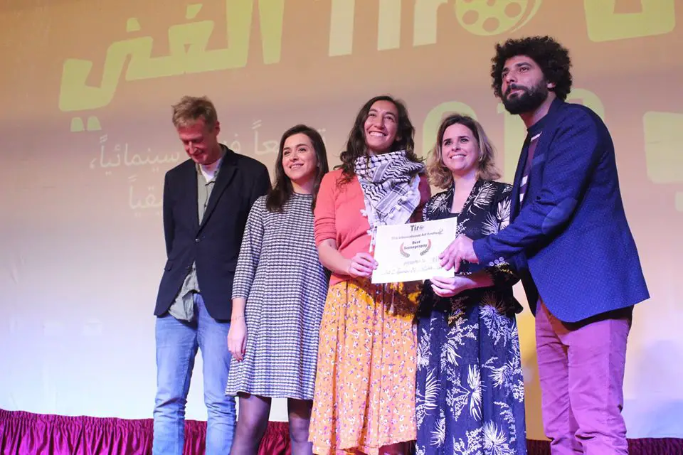 اسطنبولي يسلم ليلى عوض الله جائزة أفضل سينوغرافيا