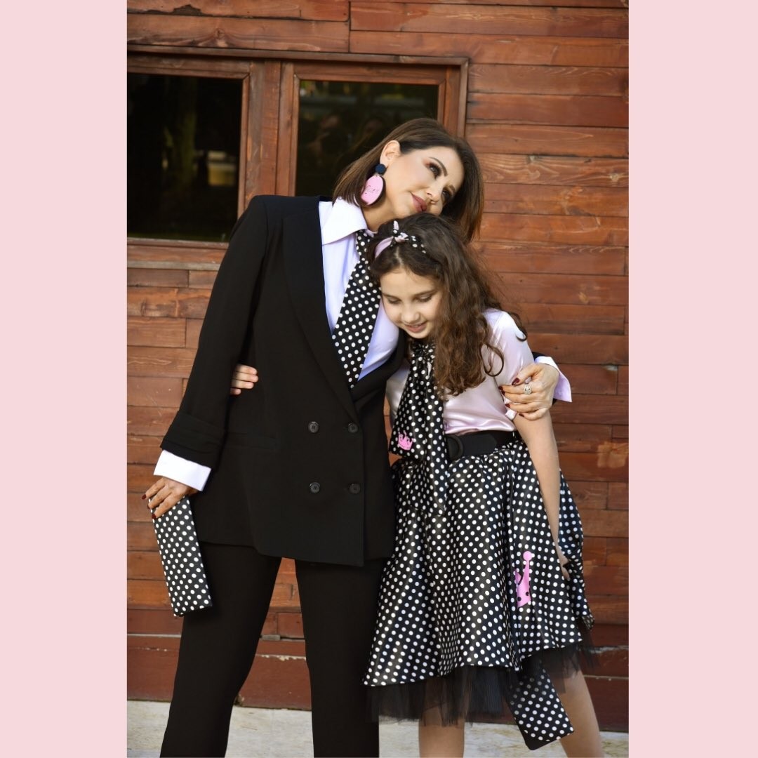 الاعلامية رابعة الزيات في صورة مع ابنتها معلقة  «كنزي»