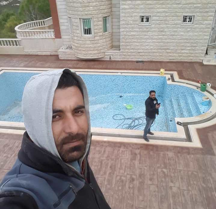 المعلم حسين العمر في إحدى ورشه