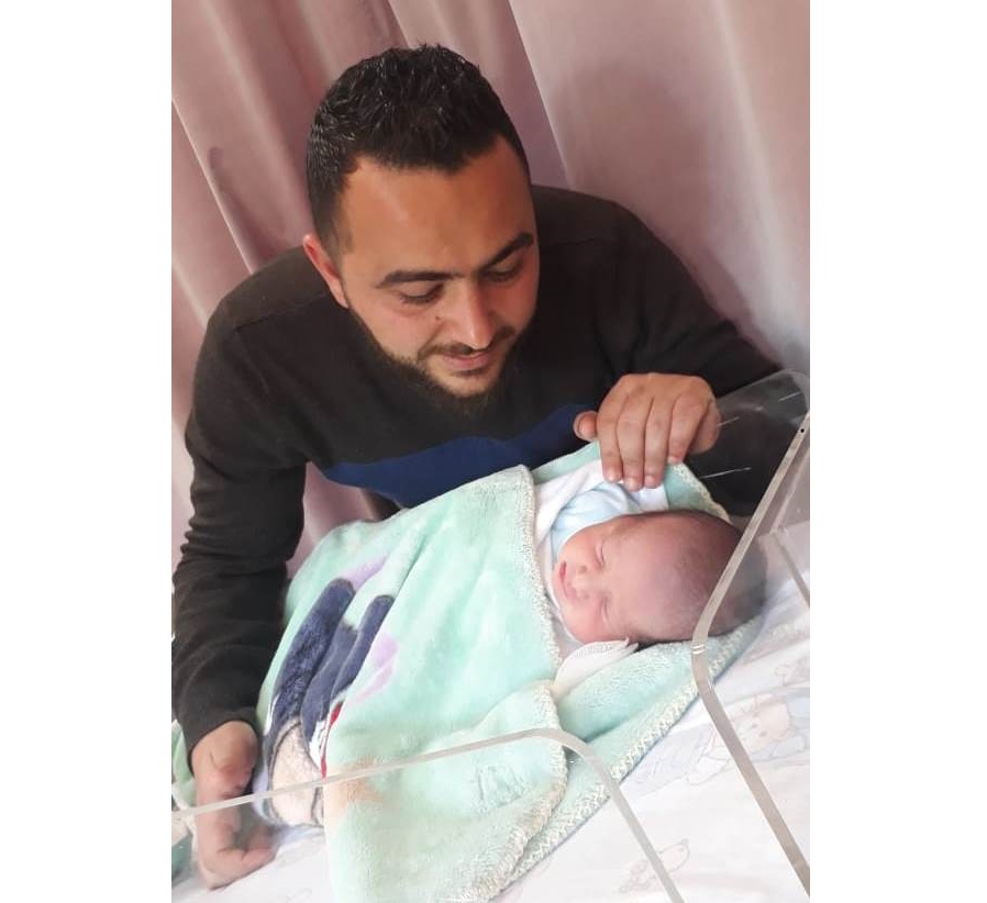 مختار بلدة الخيام الشاب محمد زريق ومولوده الجديد