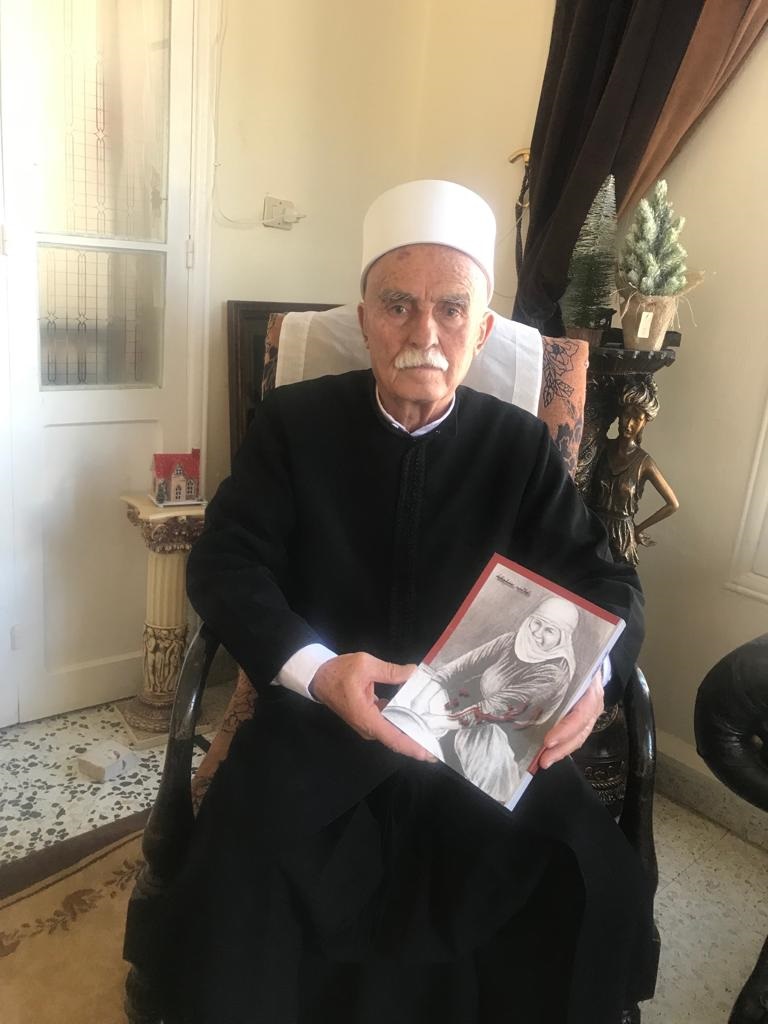 المولف الأديب الشيخ غالب سليقا حاملاً كتابه الأخير «الخميرة»