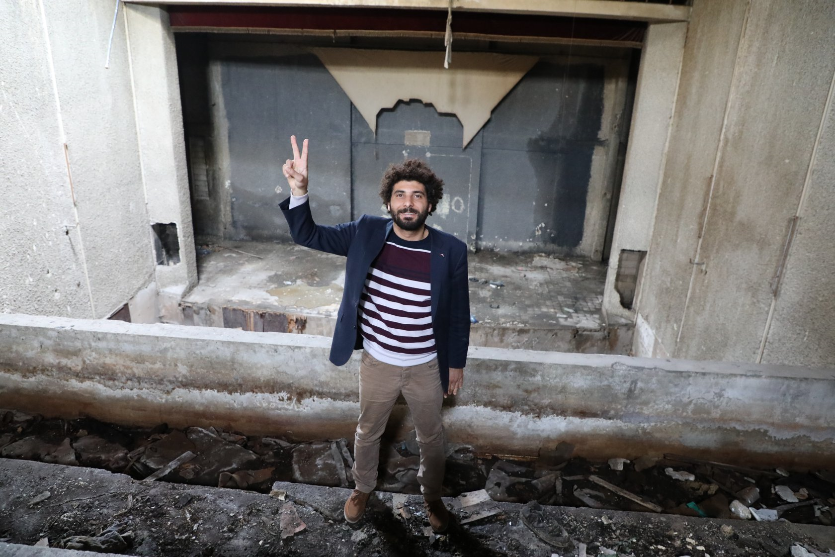 قاسم إسطنبول من داخل إحدى السينمات المدمرة من جراء الحرب