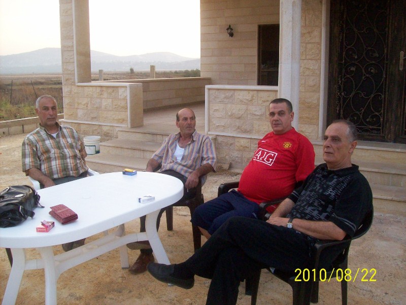 أبو خضر محسن جمعة مع بعض أصدقائه في إحدى جلساته المرحة