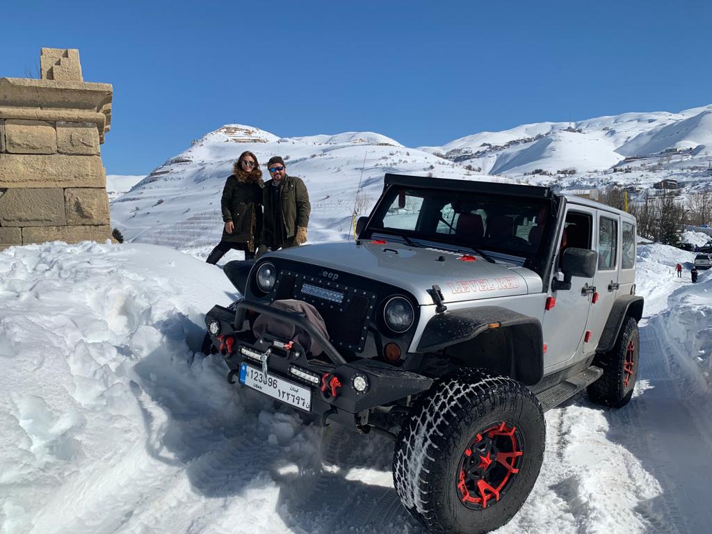 رجل الأعمال الأستاذ محمد الصفاوي مع عقيلته ورفيقة دربه السيدة بتول يستمتعان بثلج لبنان