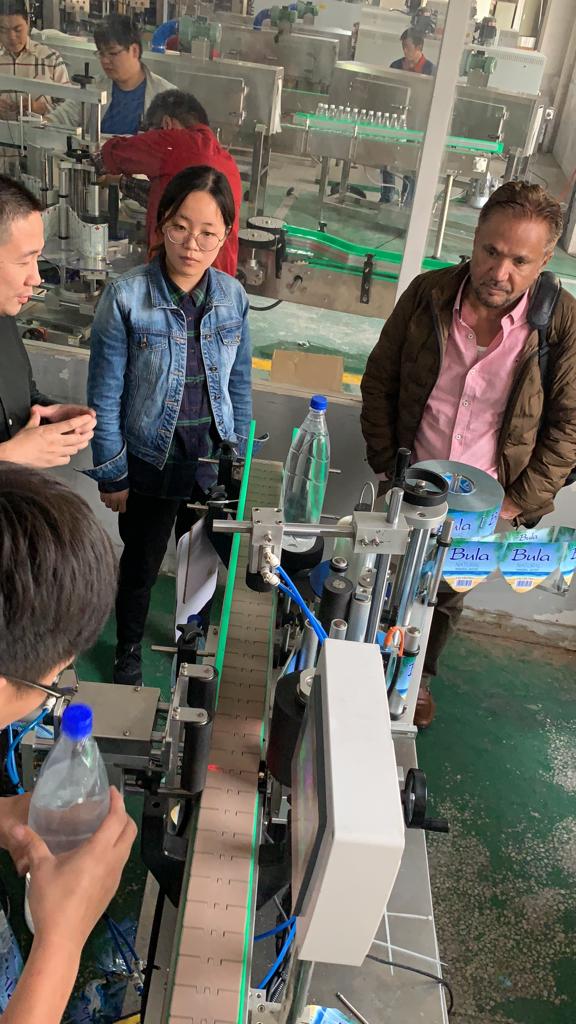 يتابع أعمال مؤسسته في الصين