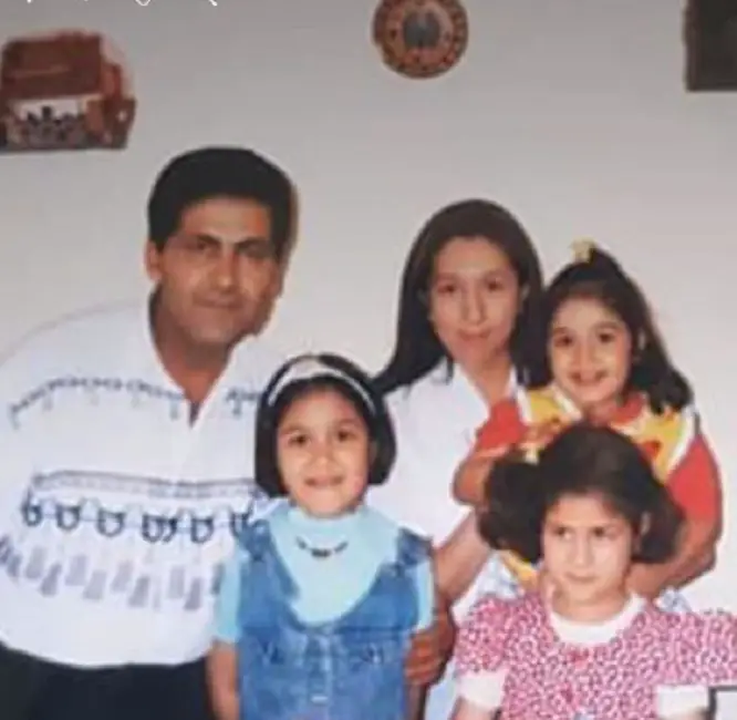الدكتور نهاد مرعي مع عائلته