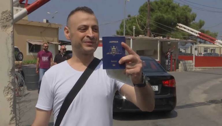 عامر الخياط خارجاً من سجن رومية رافعاً جواز السفر الأوسترالي