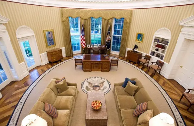 يدعى مكتب الرئيس الأمريكي في البيت الأبيض بالمكتب البيضاوي بسبب شكله البيضاوي