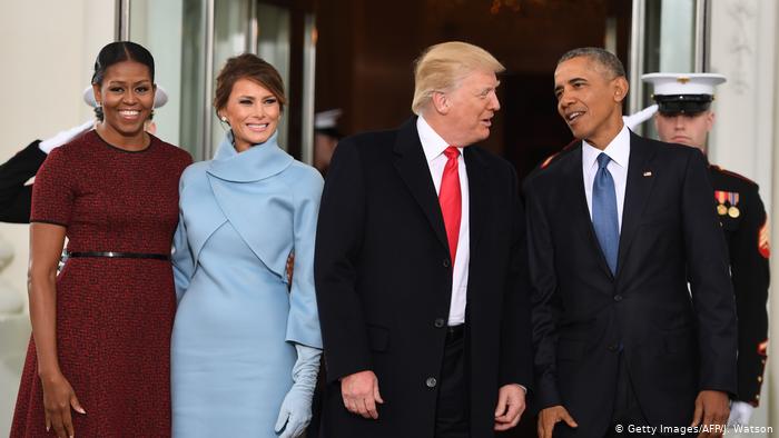 يوم التنصيب: قبيل التوجه إلى الكابيتول أستقبل الرئيس أوباما الرئيس المنتخب دونالد ترامب في البيت الأبيض. ثم رحلا مع زوجتيهما نحو مبنى الكابيتول.