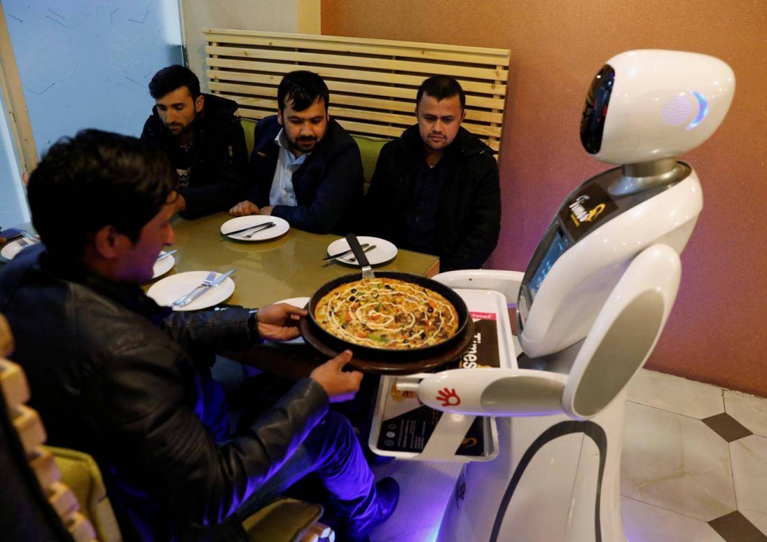 الروبوت في المطعم