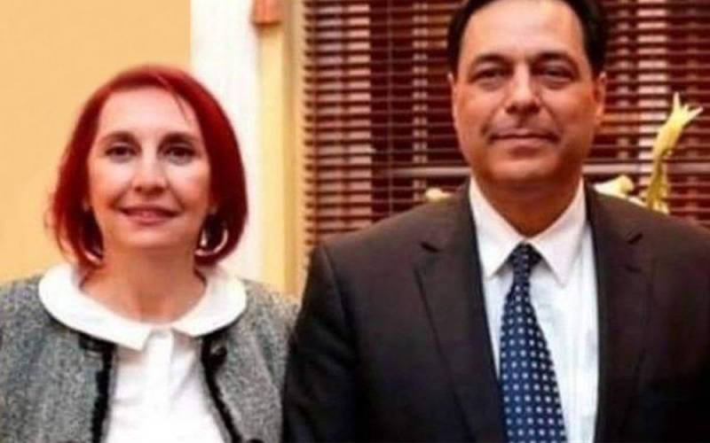 رئيس الحكومة حسان دياب وزوجته