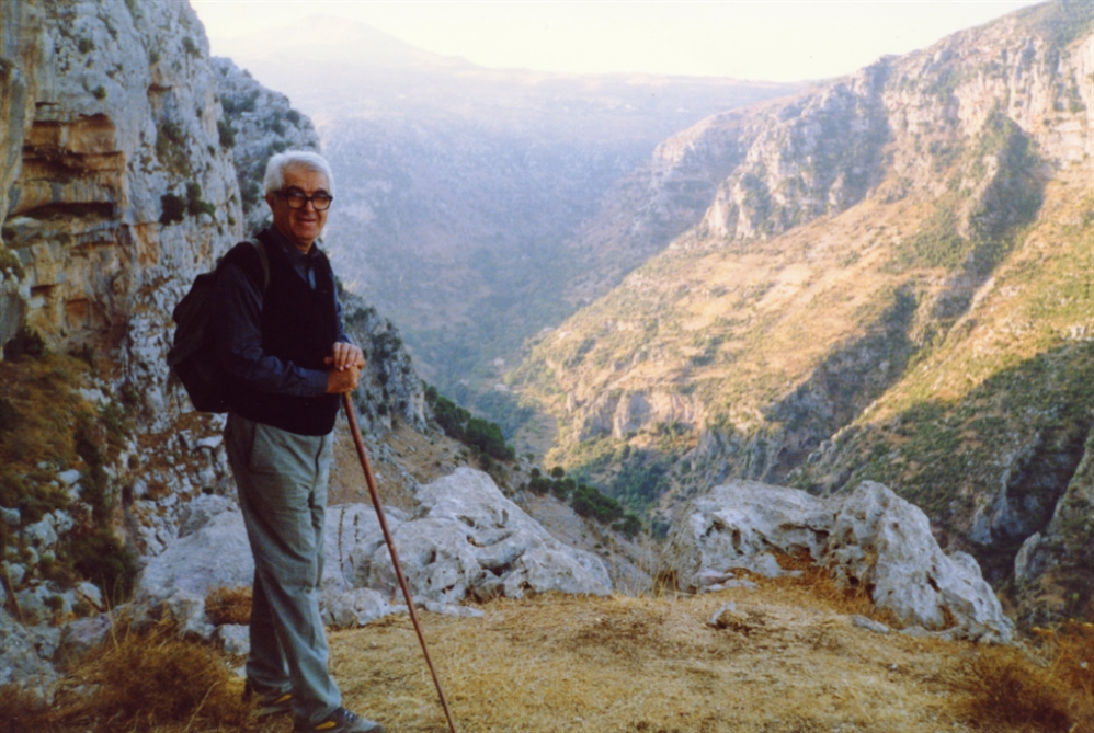 الأب يواكيم مبارك في وادي قاديشا (شمالي لبنان) العام 1987