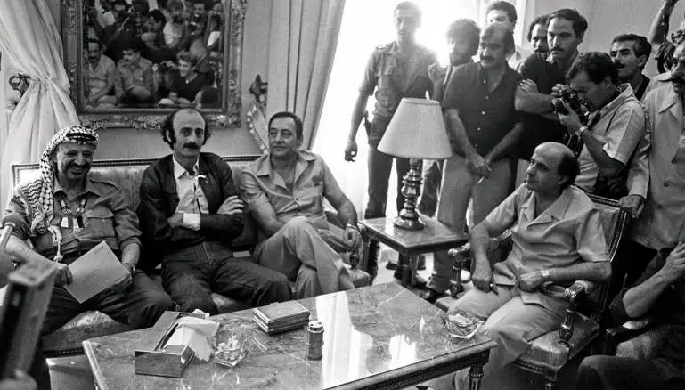 محسن ابراهيم أحد أهم القادة اليساريين في السبعينيات والثمانينيات (في الصورة، إلى جانب ياسر عرفات، وليد جنبلاط ونبيه برّي)