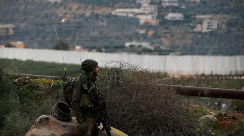 جندي إسرائيلي يحرس قرب الحدود مع لبنان (أرشيف - رويترز)