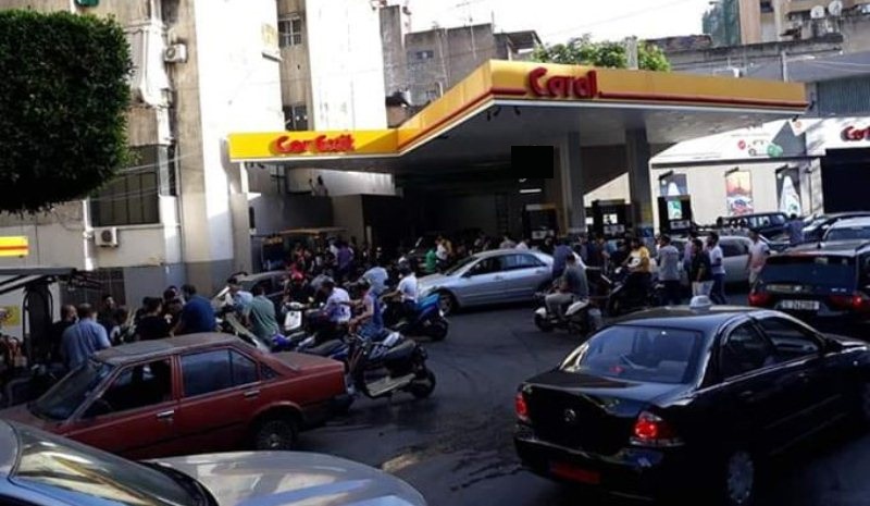 مشهد طوابير سيارات المواطنين أمام محطات الوقود: عملية إذلال للمواطن.. يا عيب الشوم