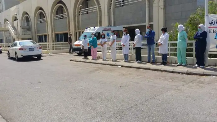 لخظة خروج جثمان شهيدة الواجب الممرضة زينب حيدر من المستشفى في بيروت بعد ان اودى 'كورونا' بحياتها
