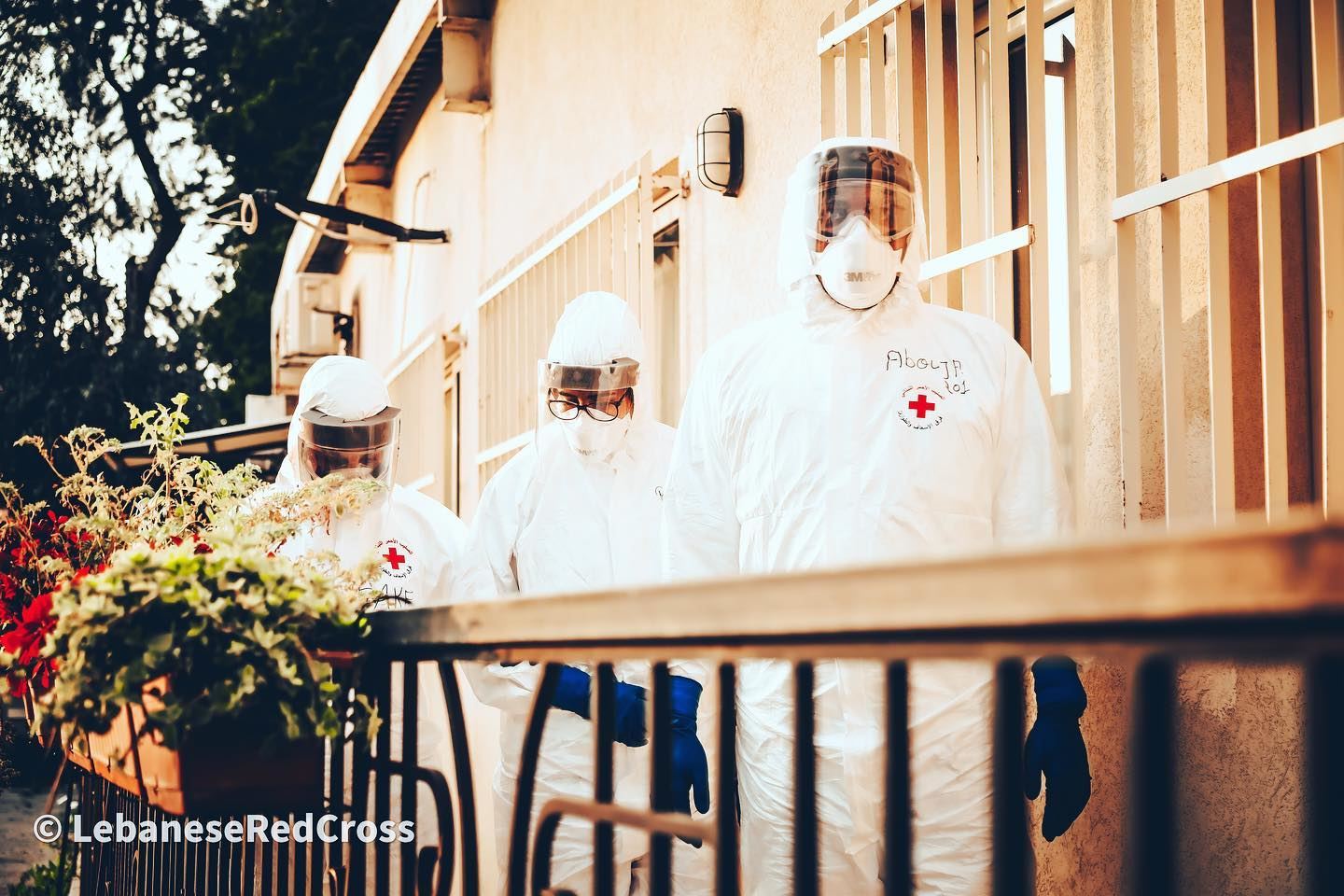 فرق الصليب الأحمر في اللباس الخاص بكورونا
