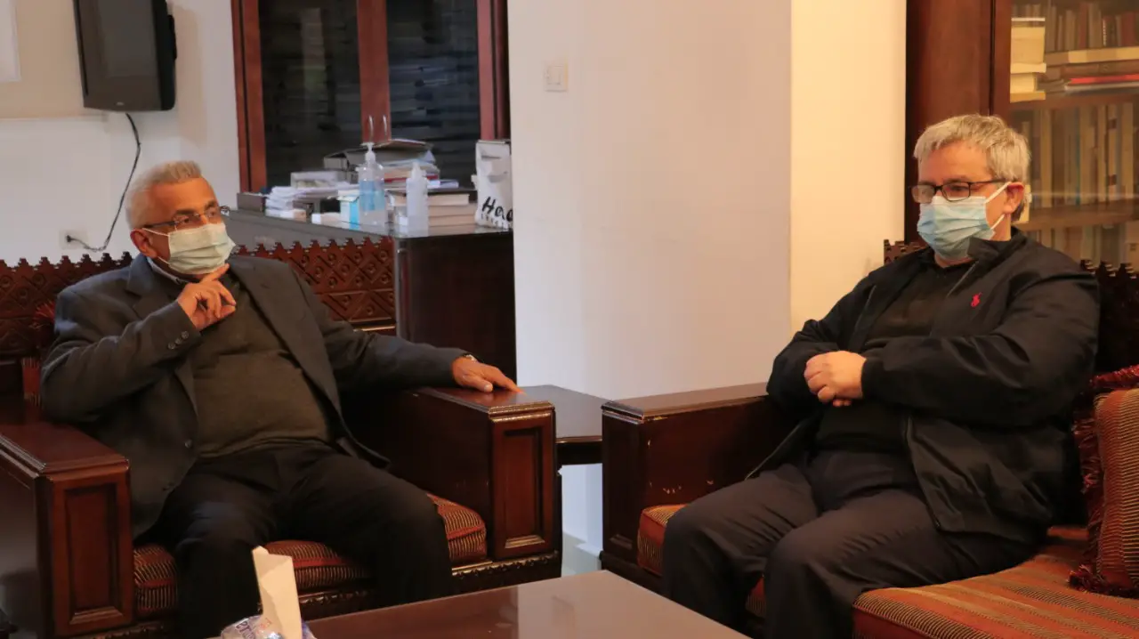 الأمين العام للشيوعي  اللبناني حنا غريب في مقر التنظيم الشعبي حيث استقبله أمينه العام النائب د. أسامةىسعد