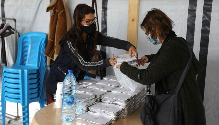 أرقام كارثية لا تُقارن إلا بالدول التي شهدت أزمات اجتماعيّة تاريخيّة (الصورة: توزيع طعام في بيروت، Getty)