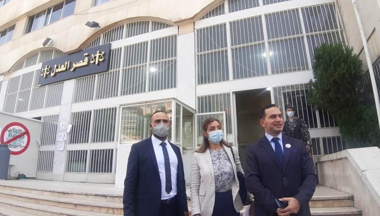 محامي مجموعة الشعب يريد إصلاح النظام أمام قصر عدل زحلة (المدن)