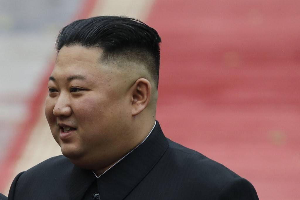 الزعيم الكوري الشمالي كيم جونغ أون وابتسامته الدائمة