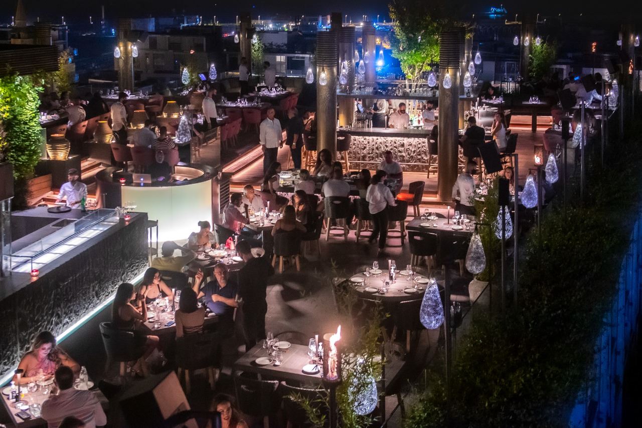 الملاهي والمطاعم تعجّ باللبنانيين (لقطة من مطعم في بيروت- نبيل اسماعيل)