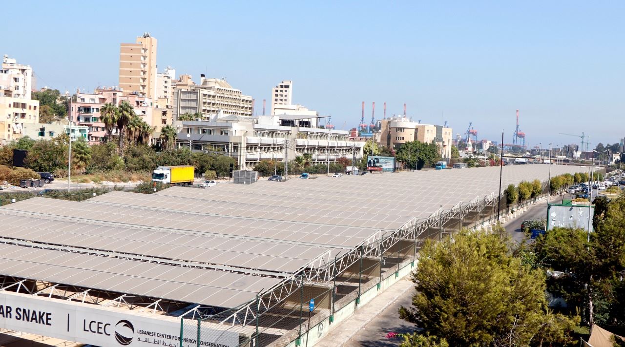 ألواح الطاقة الشمسية في بيروت (تصوير حسن عسل)