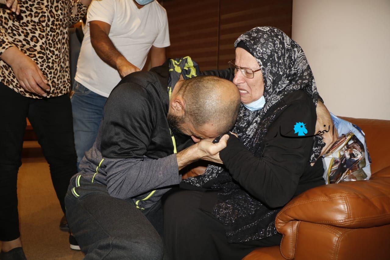 لقاء الوالدة بابنها المفرج عنه في مطار بيروت (حسن عسل)