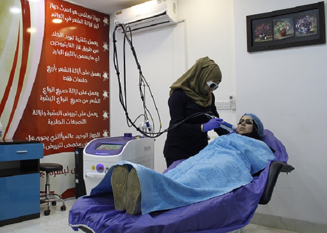 تشهد مراكز التجميل في العراق إقبالاً كبيراً (زيد العبيدي/فرانس برس)