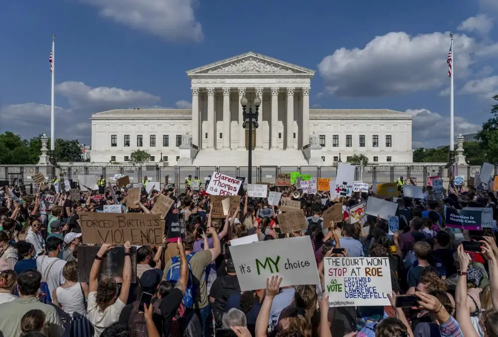 متظاهرون مؤيديون لحقوق الإجهاض ومناهضون لها تجمعوا خارج المحكمة العليا في واشنطن (24 حزيران 2022، أ ب).