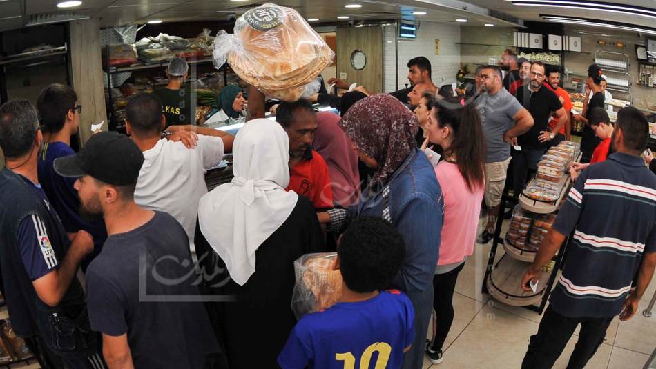 الأزمة تخلق إشكالات بين اللبنانيين والسوريين للحصول على الخبز (مصطفى جمال الدين)