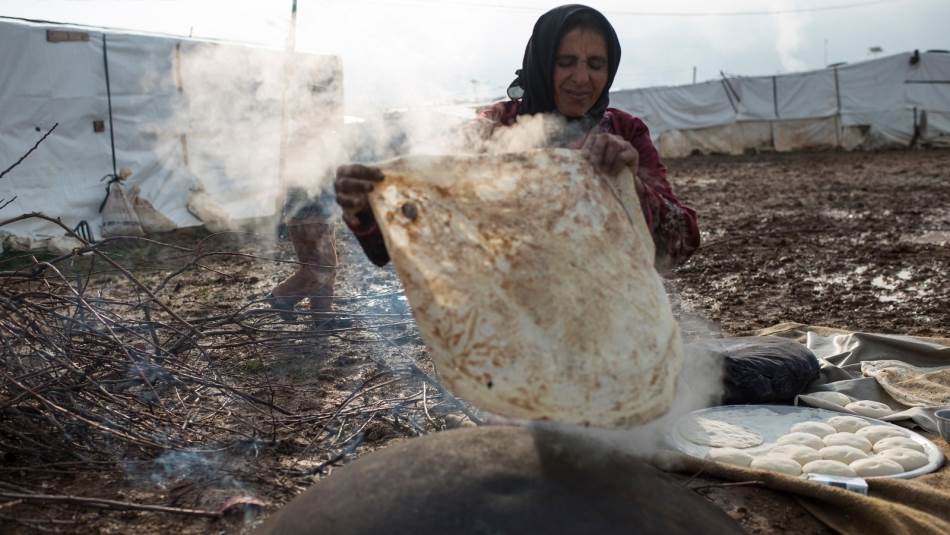 عشرات الاعتداءات العنصرية على اللاجئين السّوريين بحجة انهم يقاسمون اللبنانيين حقهم بالخبز (Getty)