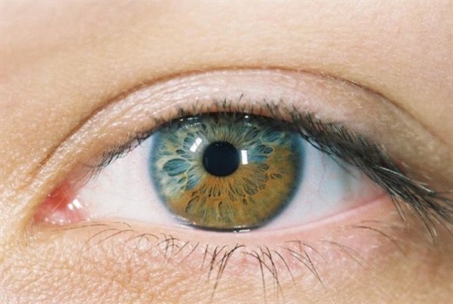 مراحل تغيّر لون العين بعد العملية (optometry times)