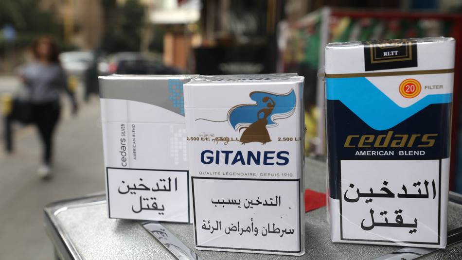 التجار يعمدون إلى تخزين السجائر منذ مدة تحسباً للدولار الجمركي ( علي علوش )