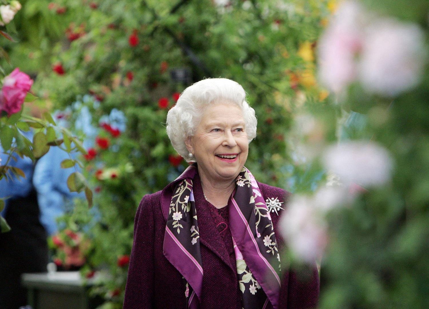الملكة إليزابيث الثانية في معرض تشيلسي للزهور السنويّ في لندن (22 أيار 2006 - أ ف ب).