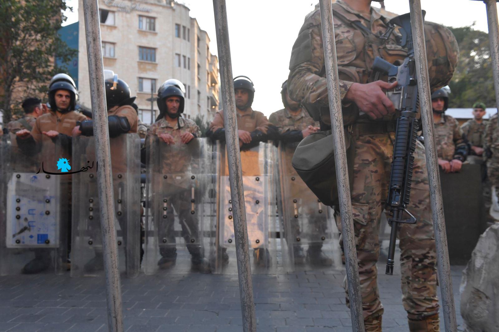 عناصر من الجيش في محيط ساحة النجمة خلال تظاهرة داعمة للنواب المعتصمين في مجلس النواب (حسام شبارو).
