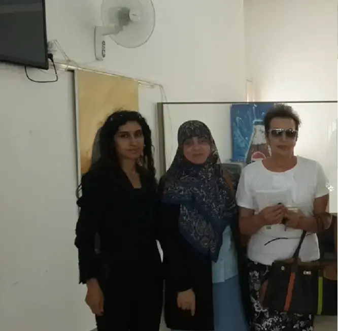 الكاتبة هيفاء نصّار تتوسط المحامية وداد يونس والسيدة سوزان حسين وهبي - أرشيف