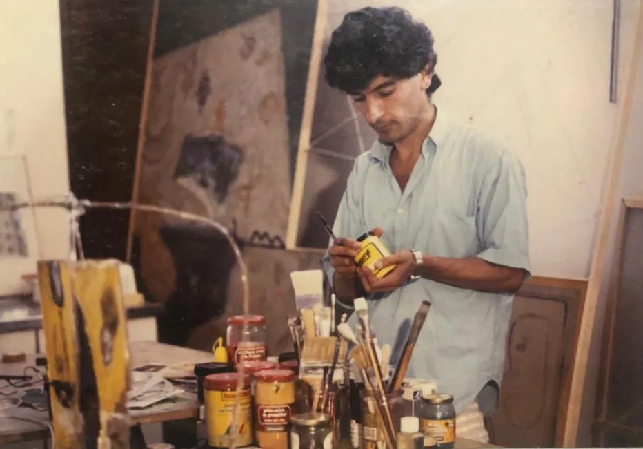 الفنان التشكيلي يوسف غزّاوي في محترفه ثمانينيات القرن الماضي