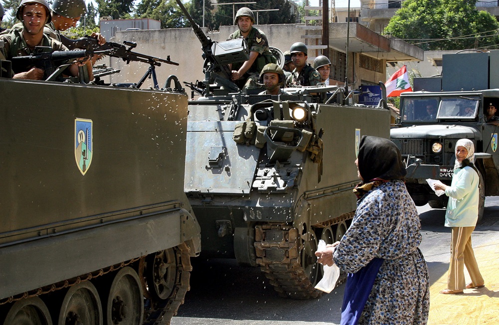 نساء يحتفلن بدخول الجيش اللبناني إلى قرى جنوب لبنان تطبيقاً للقرار الدولي 1701 الذي أنهى حرب الـ 2006 (أ ف ب)