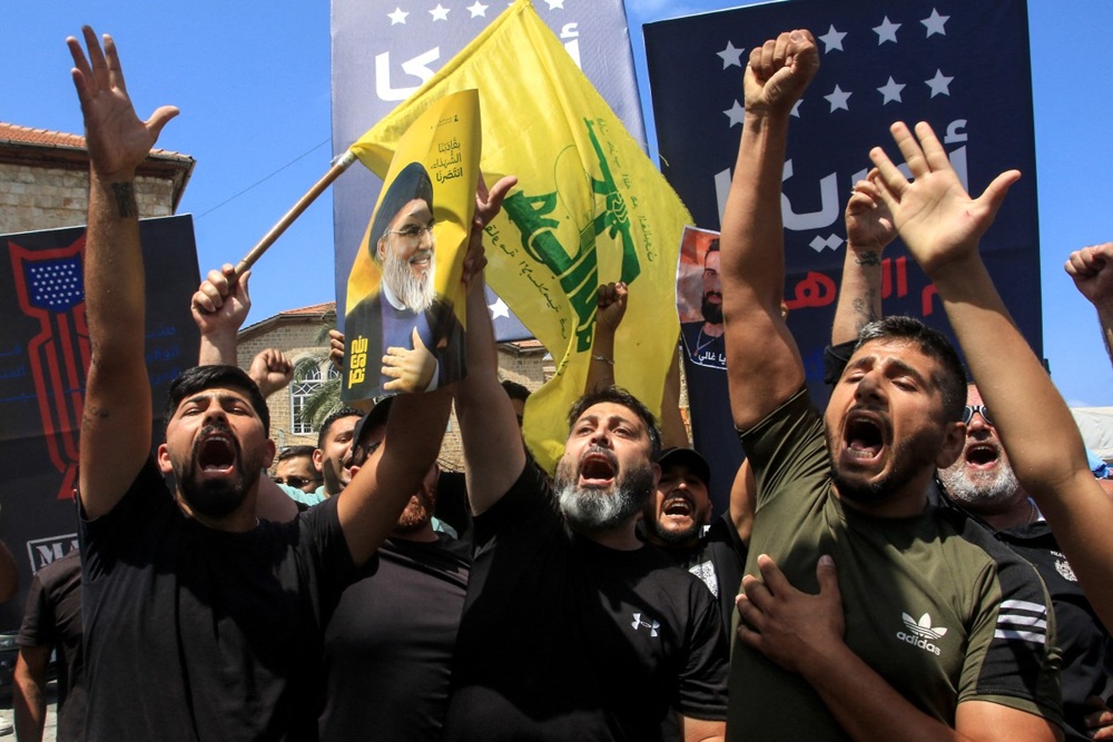 يشير نائب سابق عن حزب الله إلى أن الحصار المالي المفروض على الحزب لن يؤثر في استمراره في تقديم المساعدات للنازحين ومبالغ إيواء للمحتاجين (أ ف ب)